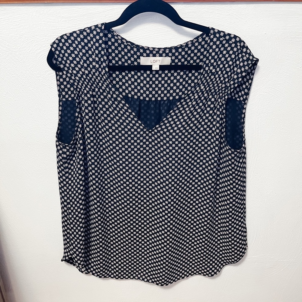 ✨CLEARANCE✨ LOFT cap sleeve navy floral pattern blouse